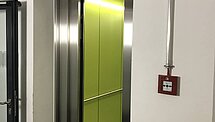 Großer, freundlicher Aufzug