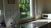 Küche mit zwei Fenstern
