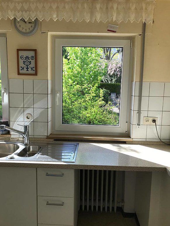 Küche mit Ausblick Hauszugang