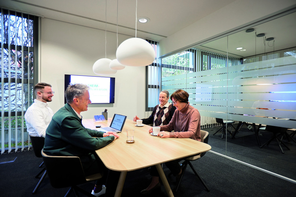 Roland Kessel und Mirko Traballano beraten einen &auml;lteren Herren und seine Tochter zum Thema Immobilien.